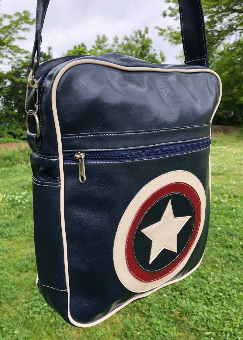 Marineblaue Crossbody Tasche - Modern & Vielseitig Schultertasche Messengertasche Retro Pvc Bag Captain America von Brahmawear