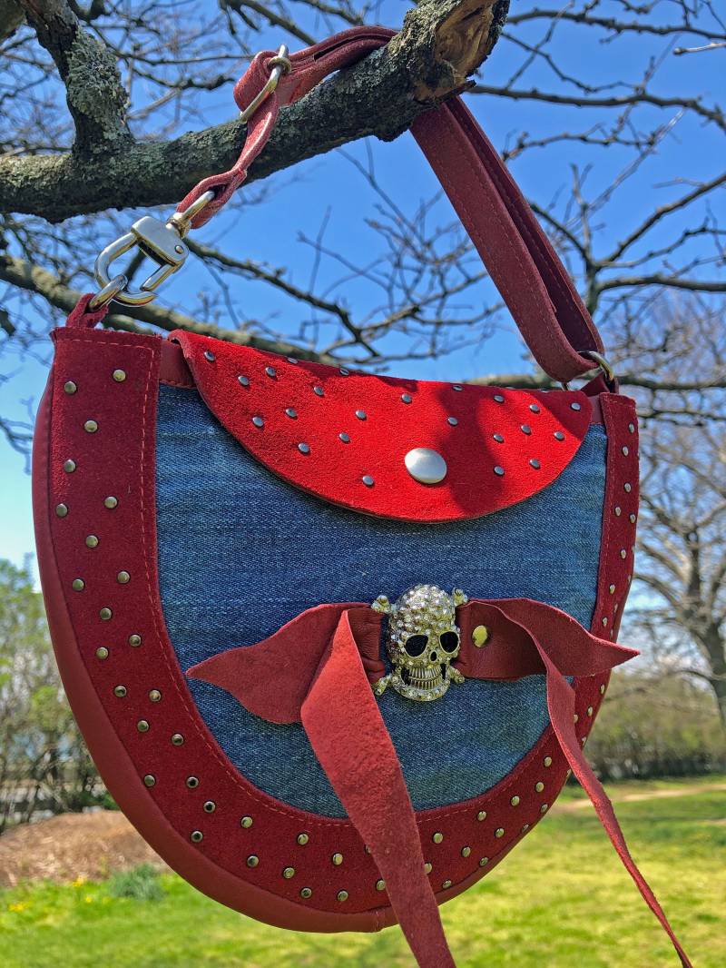 Rote Wildleder Denim Halbkreis Handtasche - Totenkopf Leder Tasche Jeans Tasche Party Geldbörse Metalltasche Punk von Brahmawear