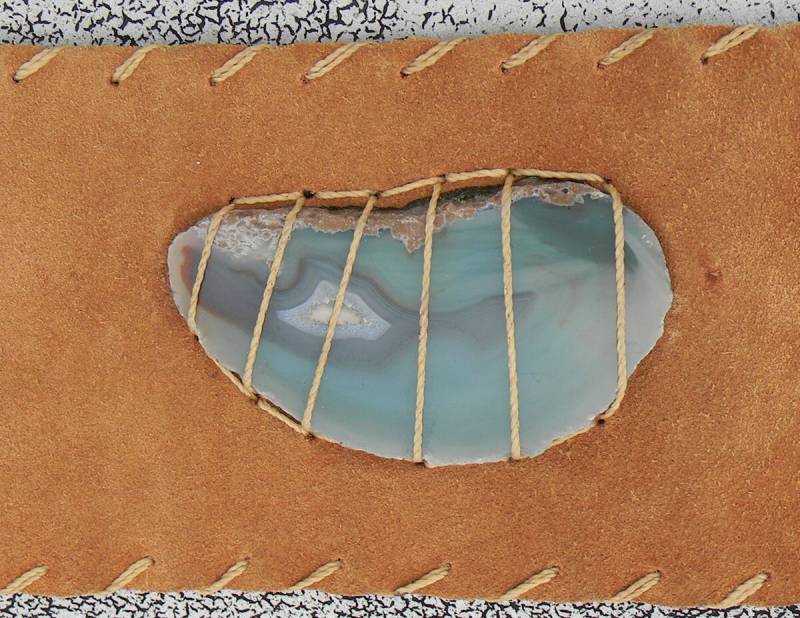 Wildledergürtel Mit Blauem Schmuckstein von Brahmawear