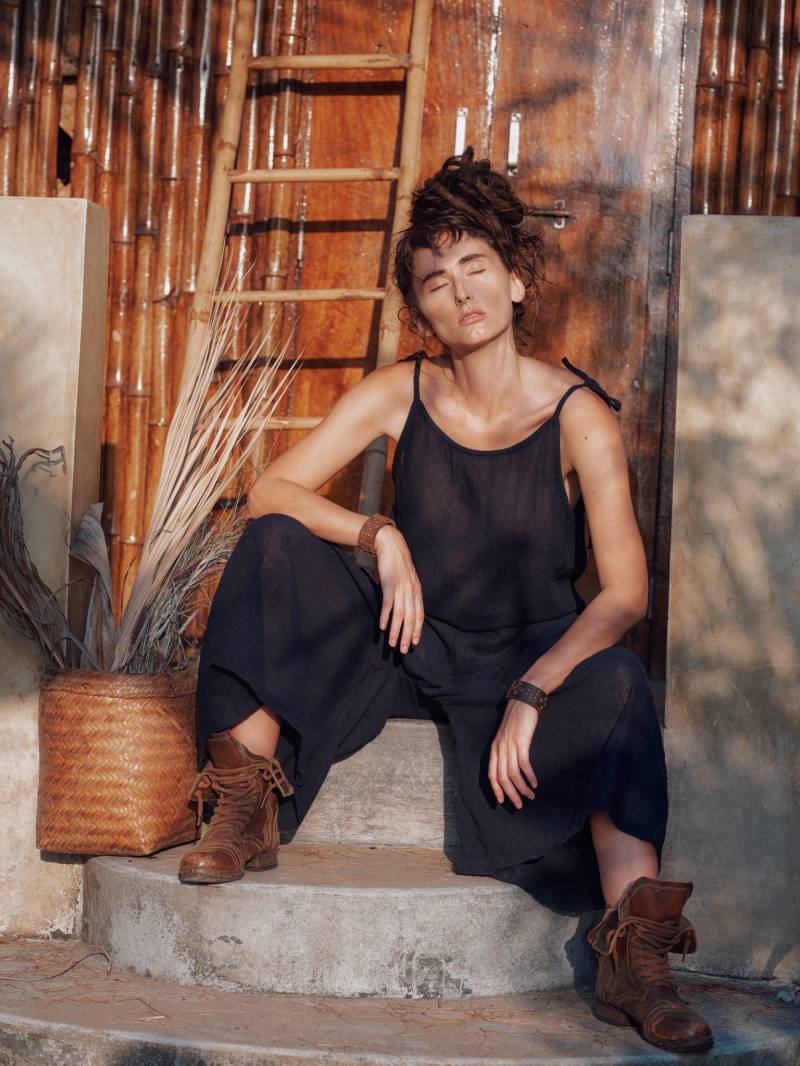 Bequeme Boho Style Maxi Ärmellose Overall Schwarze Farbe Reine Rohseide Ahimsa Slow Mode Natürliche Kleidung Lange Frau von BrahmiCrafts