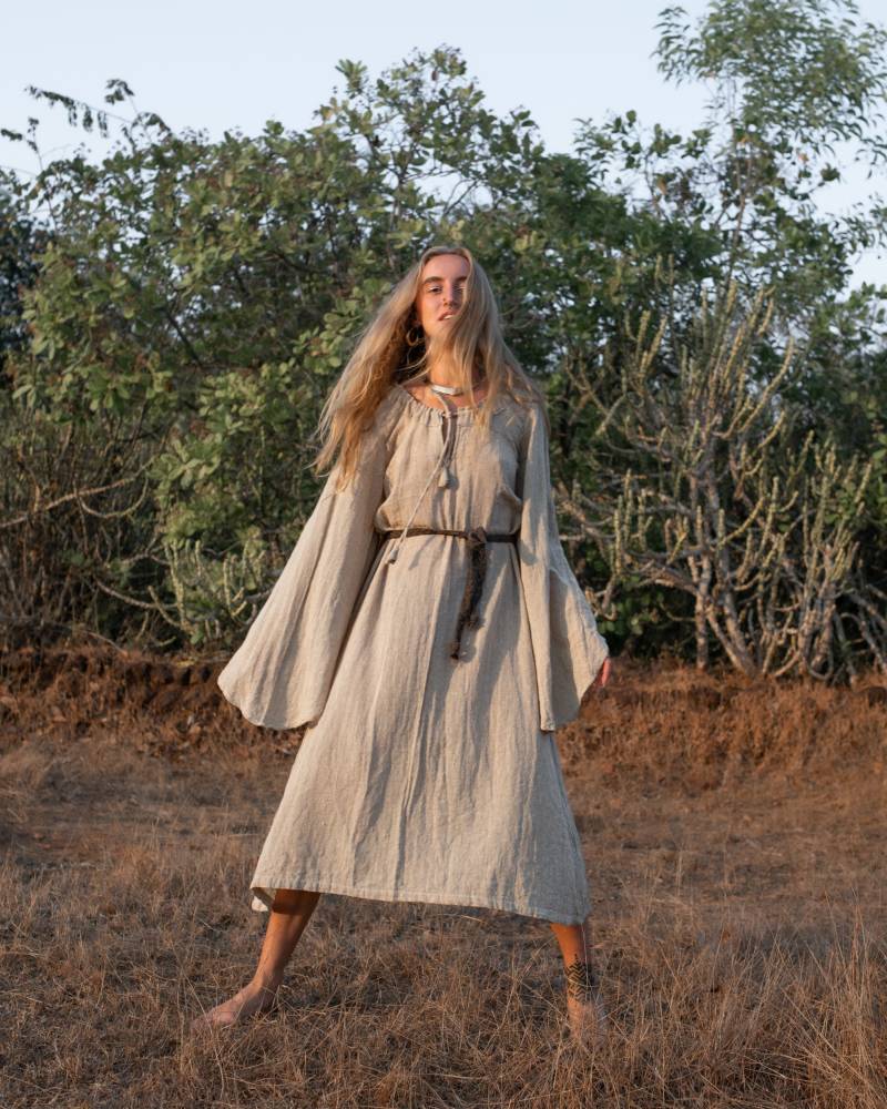 Authentisch Design Maxi Bequem Beige Farbe Festival Stilvoll Interessant Boho Stil Rohbaumwolle Khadi Eco Outfit Lange Damen Kleid Mit Ärmeln von BrahmiCrafts