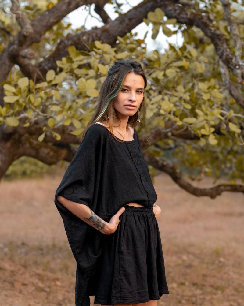 Bequeme Hippie-Look Rohseide Schwarze Farbe Kostüm Boho Style Shorts Und Gratis Passendes T-Shirt Für Damen von BrahmiCrafts