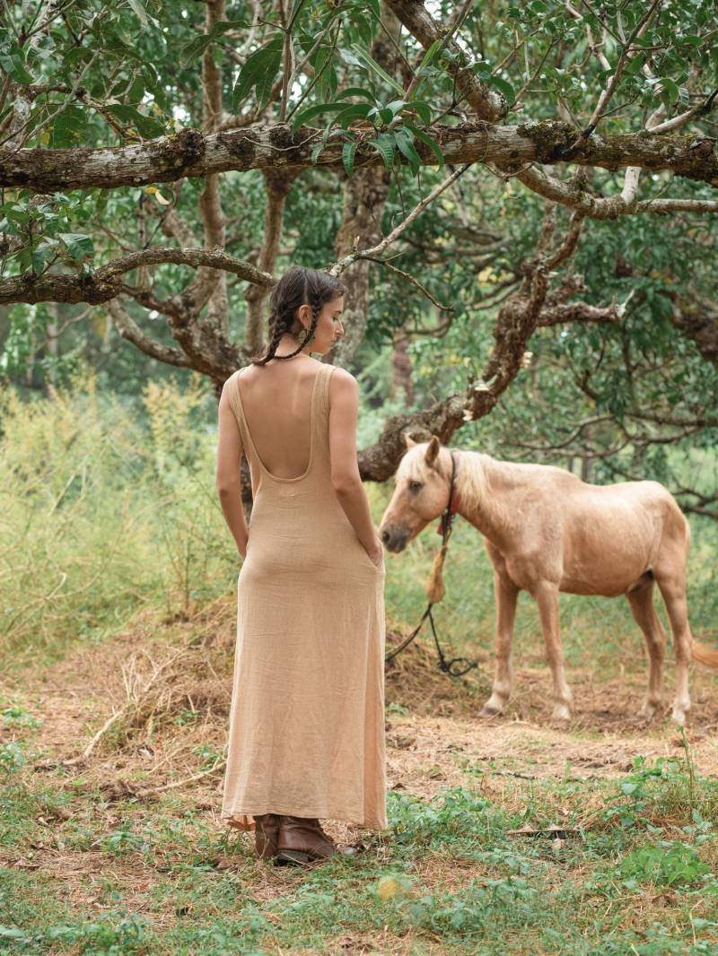 Boho Stil Bequem Nachhaltige Einfache Stright Form Rückenfrei Ärmellose Beige Farbe Natürliche Rohbaumwolle Khadi Lange Frau Kleid Mit Taschen von BrahmiCrafts