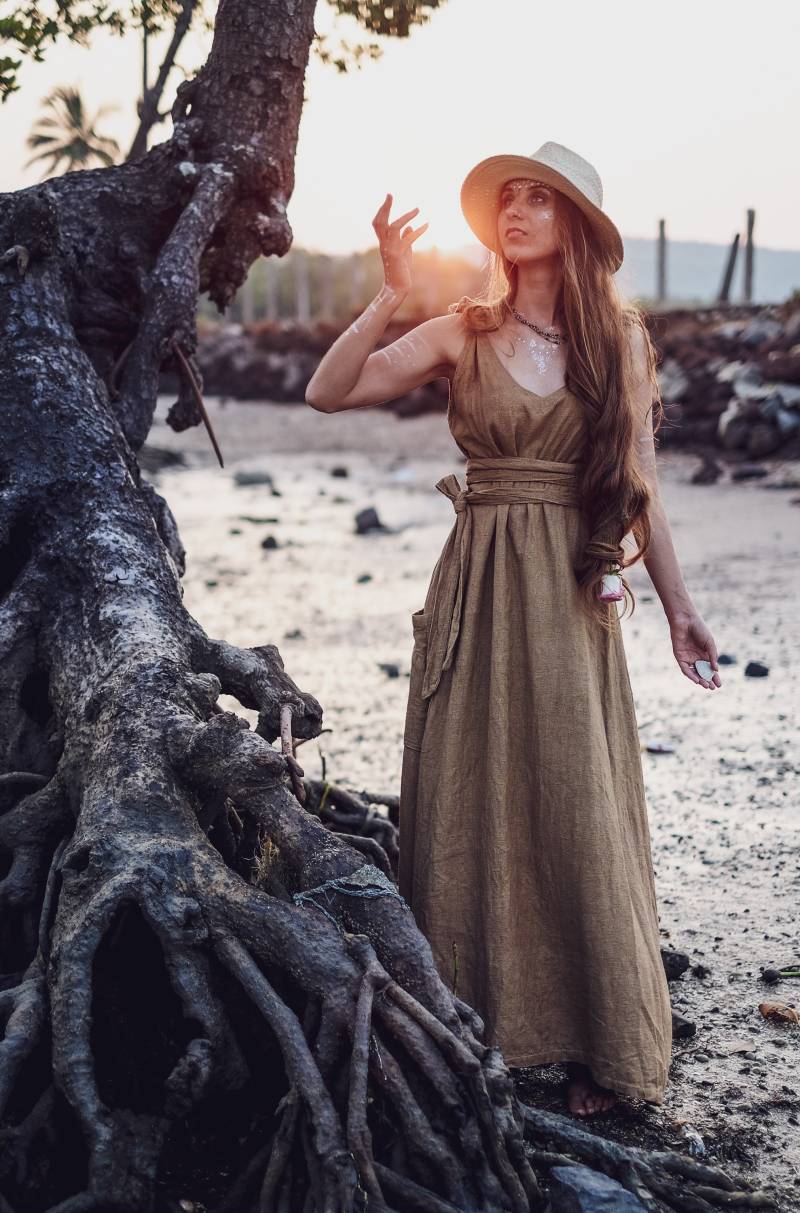 Boho Maxi Freesize Gerade Ärmellos Bequeme Große Tasche Nachhaltige Naturrohseide Ahimsa Goldene Farbe Elegant Gemütliches Damen Langes Kleid von BrahmiCrafts