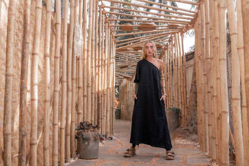 Boho Schwarze Farbe Elegantes Ethno Outfit Eine Schulter Bequeme Natürliche Rohseide Ahimsa Lange Damen Kleid Mit Gürtel von BrahmiCrafts