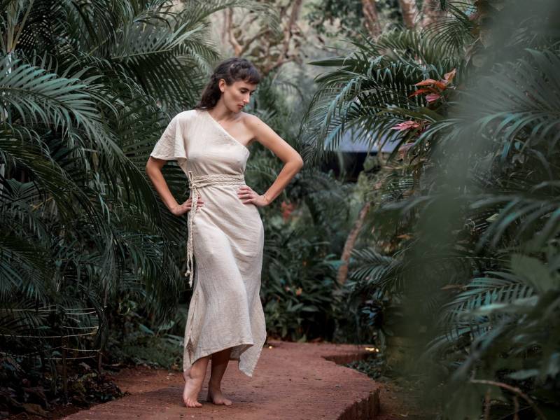 Boho Stil Eine Schulter Maxi Natürliche Rohseide Ahimsa Nachhaltige Kleidung Weiße Farbe Hochzeit Elegante Lange Frau Kleid von BrahmiCrafts