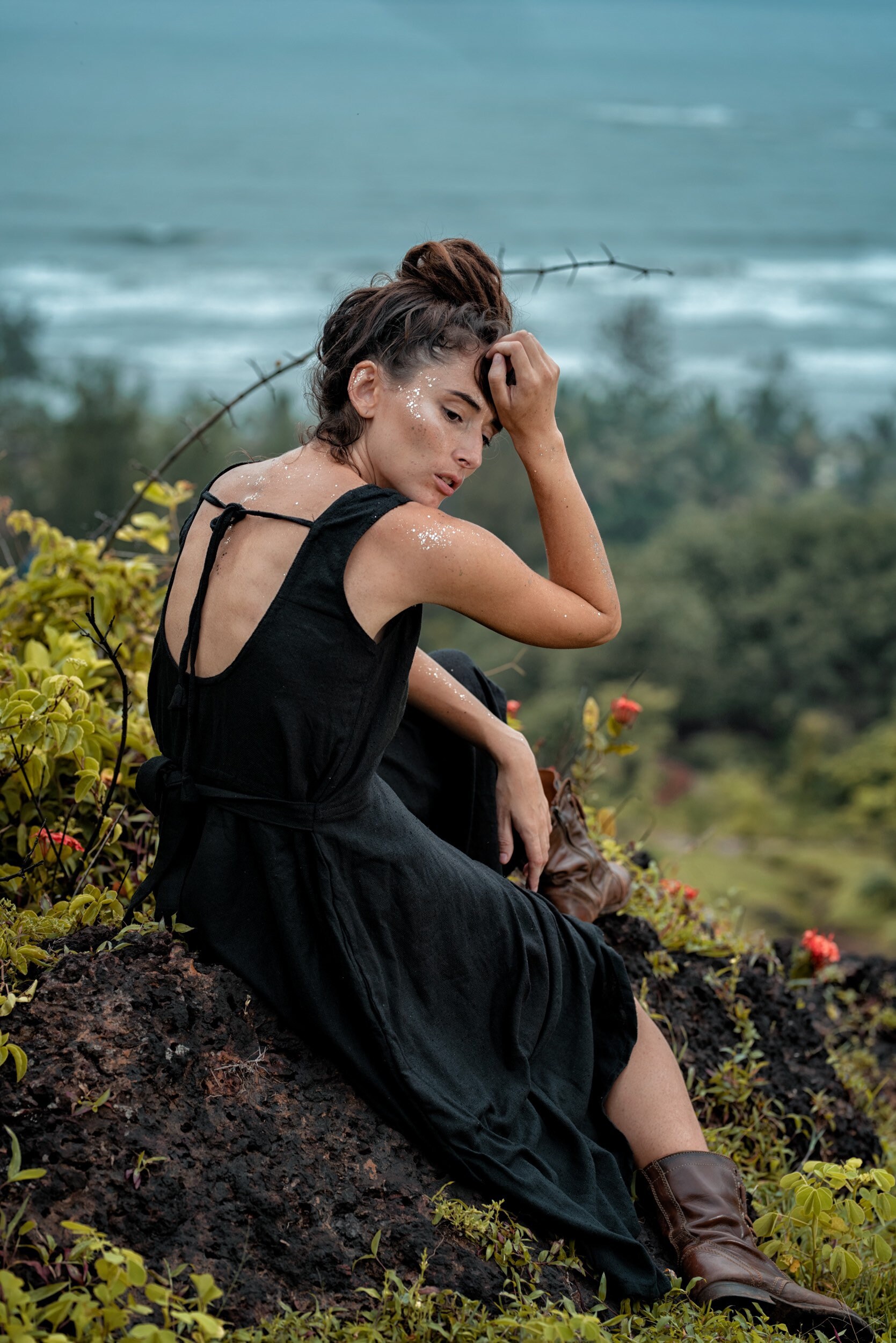 Boho Style Bequeme Cute Sun Cut Schwarz Farbe Natürliche Rohseide Stoff Ärmellose Lange Frau Keine Größe Kleid Boho Style Bequeme Cute Sun Cut Schwarz Farbe Natürliche Rohseide Stoff Ärmellose Lange Frau Keine Größe Kleid von BrahmiCrafts