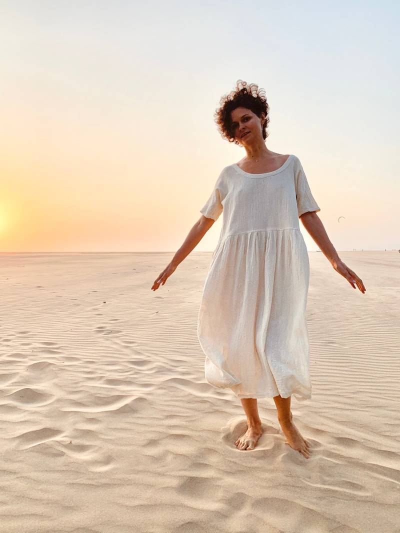 Boho Style Nachhaltige Kleidung Rohseide Übergroße Weiße Natürliche Farbe Bequemes Und Einfaches, Frei Sitzendes Eco-Frauenkleid von BrahmiCrafts