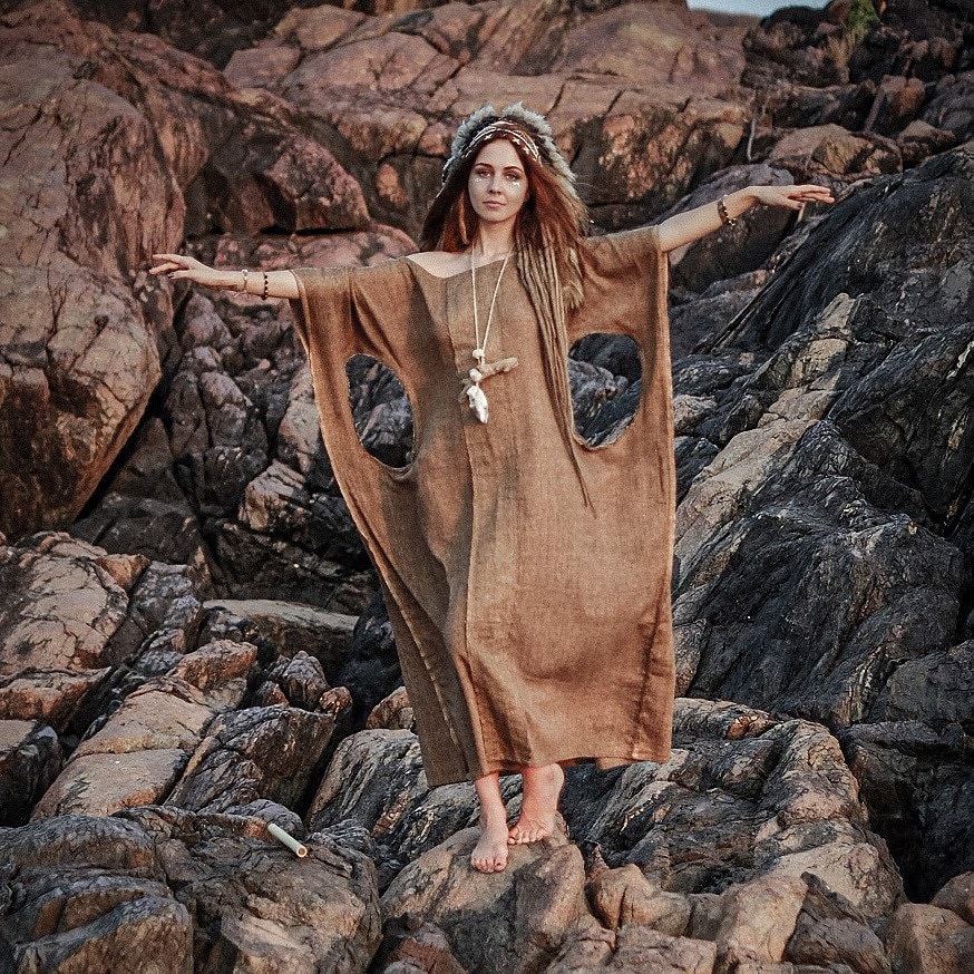 Boho Style Zeremonie Shamanic Design Natürliche Rohbaumwolle Khadi Braun Farbe Bequem Atmungsaktiv Nachhaltiger Stoff Langes Festival Frau Kleid Boho Style Zeremonie Shamanic Design Natürliche Rohbaumwolle Khadi Braun Farbe Bequem Atmungsaktiv Nachhaltiger Stoff Langes Festival Frau Kleid von BrahmiCrafts