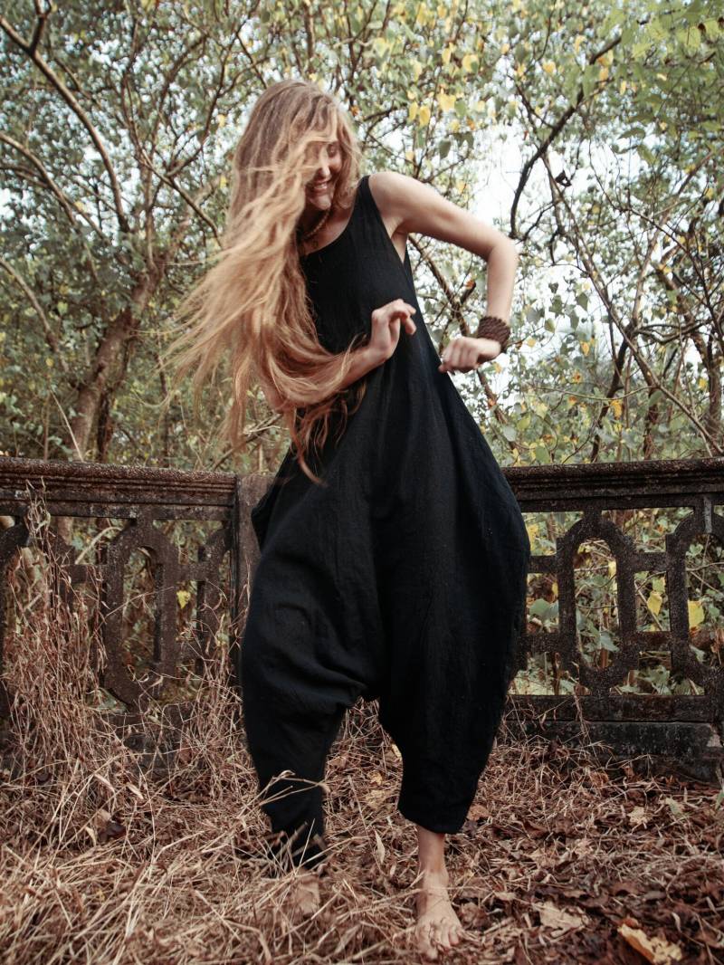 Bequeme Freie Größe Aliba Style Übergroße Raw Cottton Khadi Hippie Schwarz Farbe Breiter, Langer, Ärmelloser Frauen Jumpsuit von BrahmiCrafts