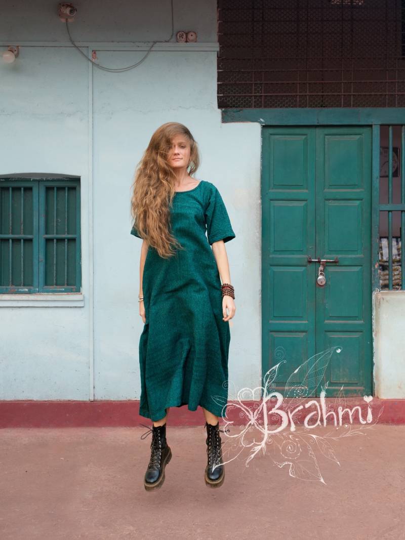 Boho Maxi Oversize Bequeme Roh Baumwolle Khadi Eco Fashion Natürliche Blaue Farbe Langes Damenkleid von BrahmiCrafts