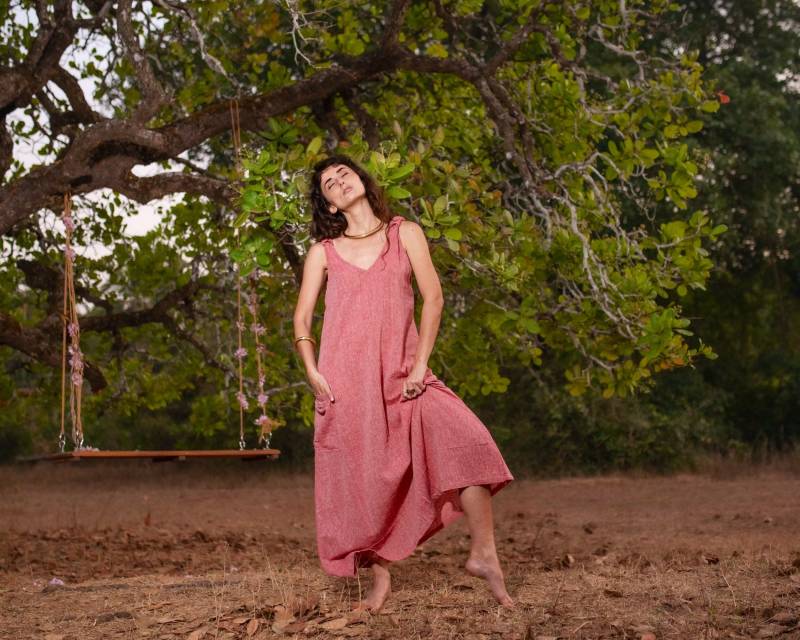 Maxi Boho Stil Einfache Bequeme Elegante Lange Ärmel Weiches Rot Rosa Koralle Farbe Rohe Natürliche Baumwolle Khadi Frau Kleid von BrahmiCrafts