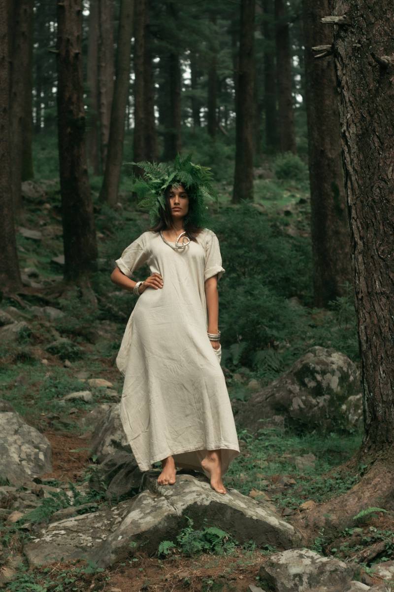 Maxi Kleid Boho-stil in Übergröße Freies Bequemes Weißes Natürliches Nachhaltiges Rohseide-Gewebe-Offener Hinterer Hochzeit Lange Frau Kaftan von BrahmiCrafts