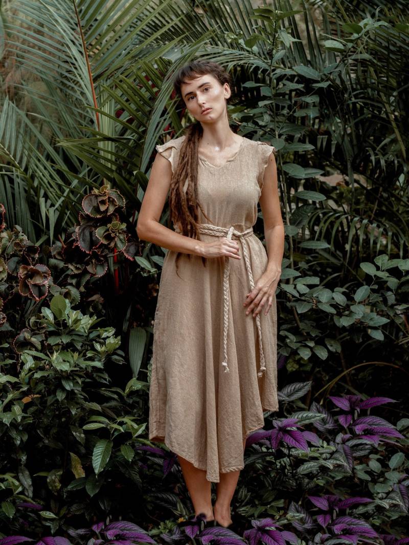 Schlichte Niedliche Ärmel Eco Look Bequem Breit Boho Style Sun Cut Weiche Beige Natürliche Farbe Rohbaumwolle Khadi Damen Langes Kleid von BrahmiCrafts