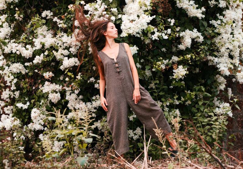 Bequemer Einfacher Natürlicher Rohbaumwoll-Khadi Ohne Passende Braune Farbe Gemütlicher Maxi-Langer Baggy-Oversize Nachhaltiger Stoff-Frauen-Jumpsuit von BrahmiCrafts