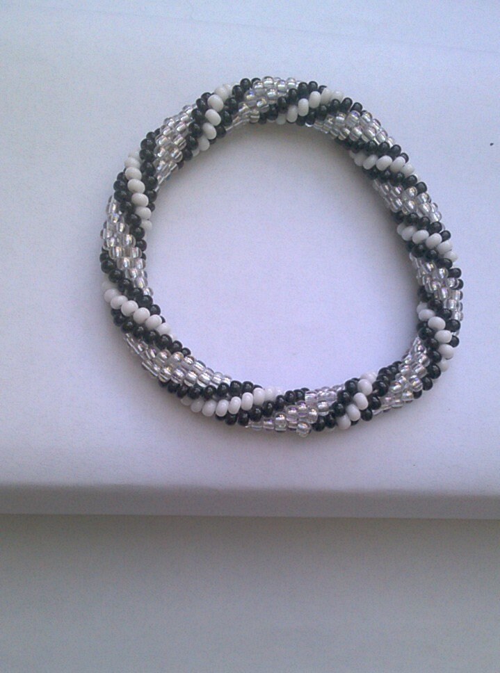 Schwarz Und Weiß Monochrome Armreif Stil Armband Schwarz Und Weiß Monochrome Armreif Stil Armband von BraidedBeadedHooked