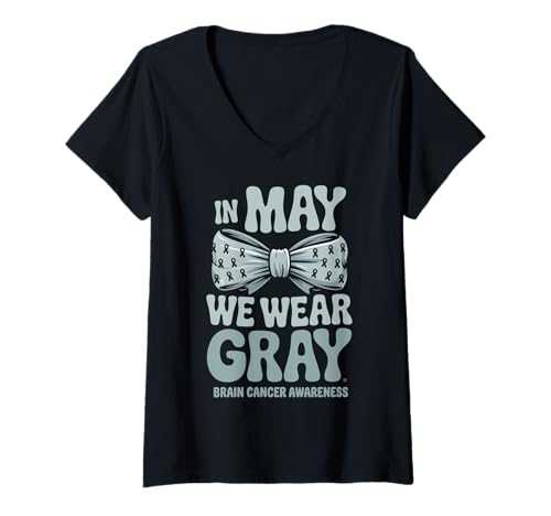 Damen In May We Wear Gray - Groovy Bow Brain Cancer Awareness T-Shirt mit V-Ausschnitt Damen In May We Wear Gray - Groovy Bow Brain Cancer Awareness T-Shirt mit V-Ausschnitt von Brain Cancer Awareness Tee Apparel
