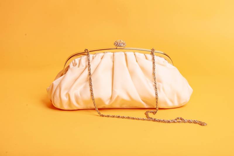 2000Er Jahre Y2K Creme Satiny Slouchy Beutel Geldbörse Vintage Stoff Strass Verschluss Hang Bag von BranchesVintage