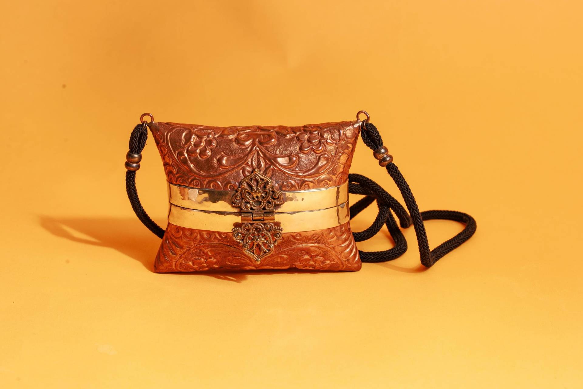 30Er Jahre Messing Verzierte Kissen Kette Geldbörse Vintage Dekorativer Verschluss Kupfer Metall Clutch von BranchesVintage