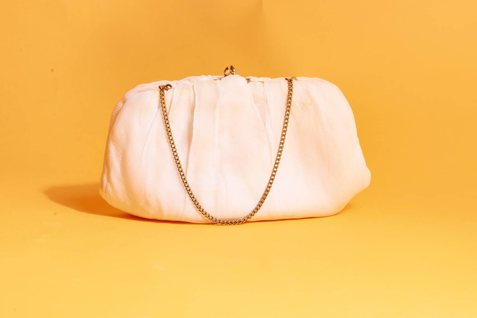 50Er Jahre Weiß Stoff Seidige Riemchen Kleine Geldbörse Vintage Formelle Gold-Hardware-Kupplung von BranchesVintage