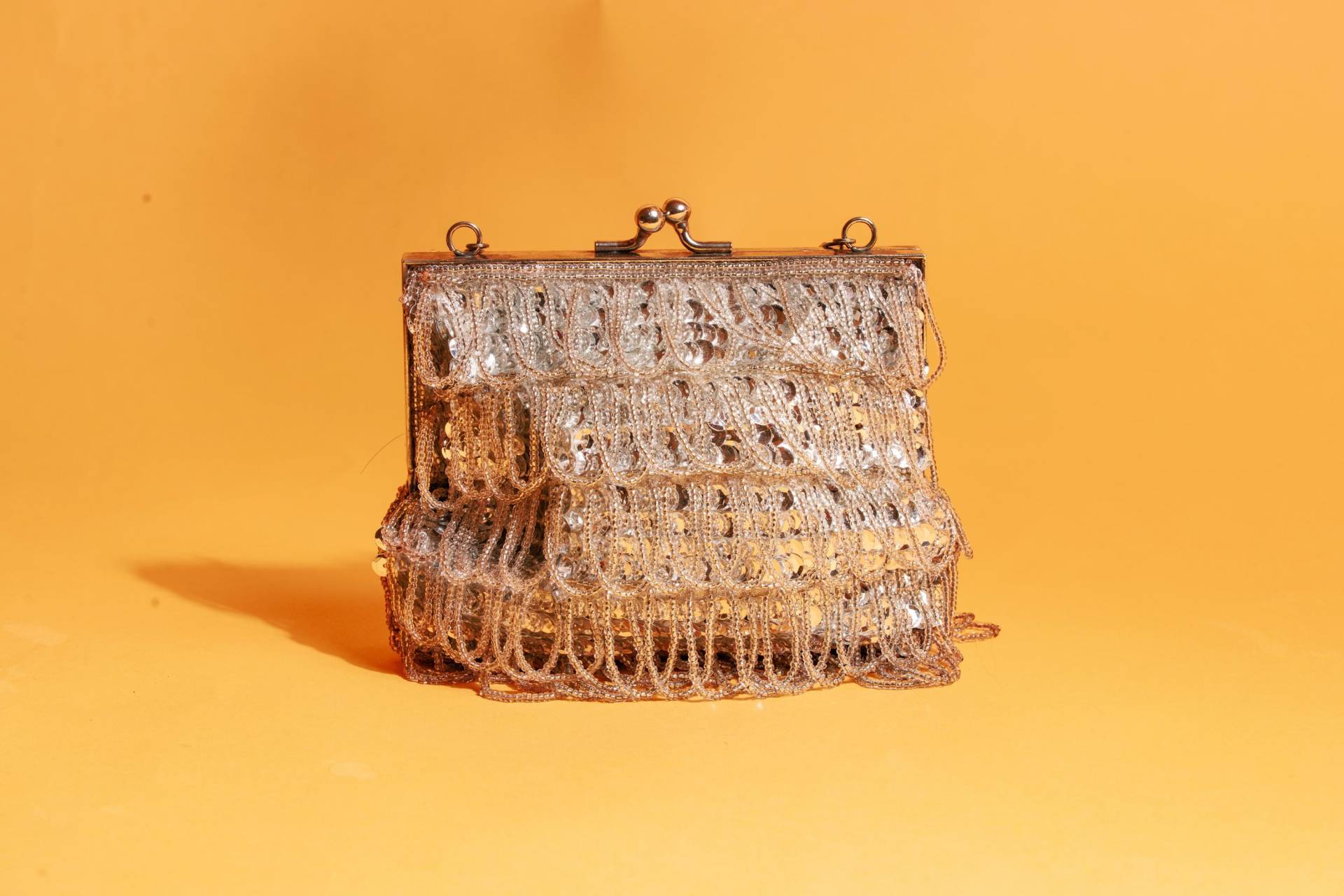 50Er Silber Perlen Fransen Handtasche Vintage Riemchen Metallic Pailletten Party Clutch von BranchesVintage