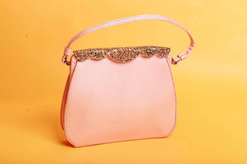 50S Dusty Pink Strukturierte Geprägte Geldbörse Vintage Top Griff Bronze Filigrane Klappe Tasche von BranchesVintage