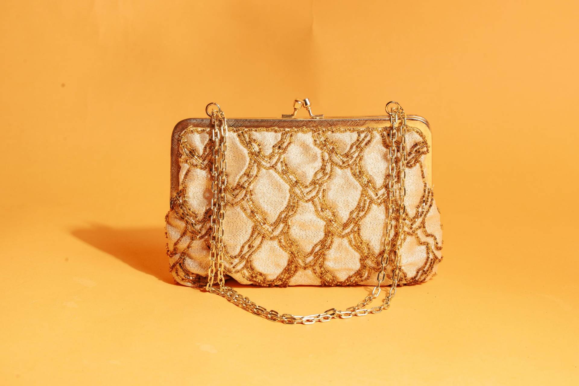 60S Clutch Gold Perlen Verziert Vintage Metallic Goldene Kette von BranchesVintage