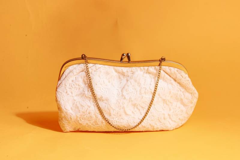 70Er Jahre Beige Spitze Clutch Henkel Geldbörse Vintage Lacey Gold Hardware Kette von BranchesVintage
