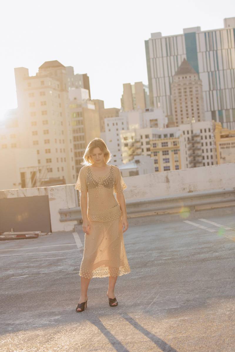 70Er Jahre Dunkel Beige Gehäkelt Strick Passende Zweiteiler Vintage Knit Gehäkelte Hoch Taillierte Bluse Rock Set von BranchesVintage