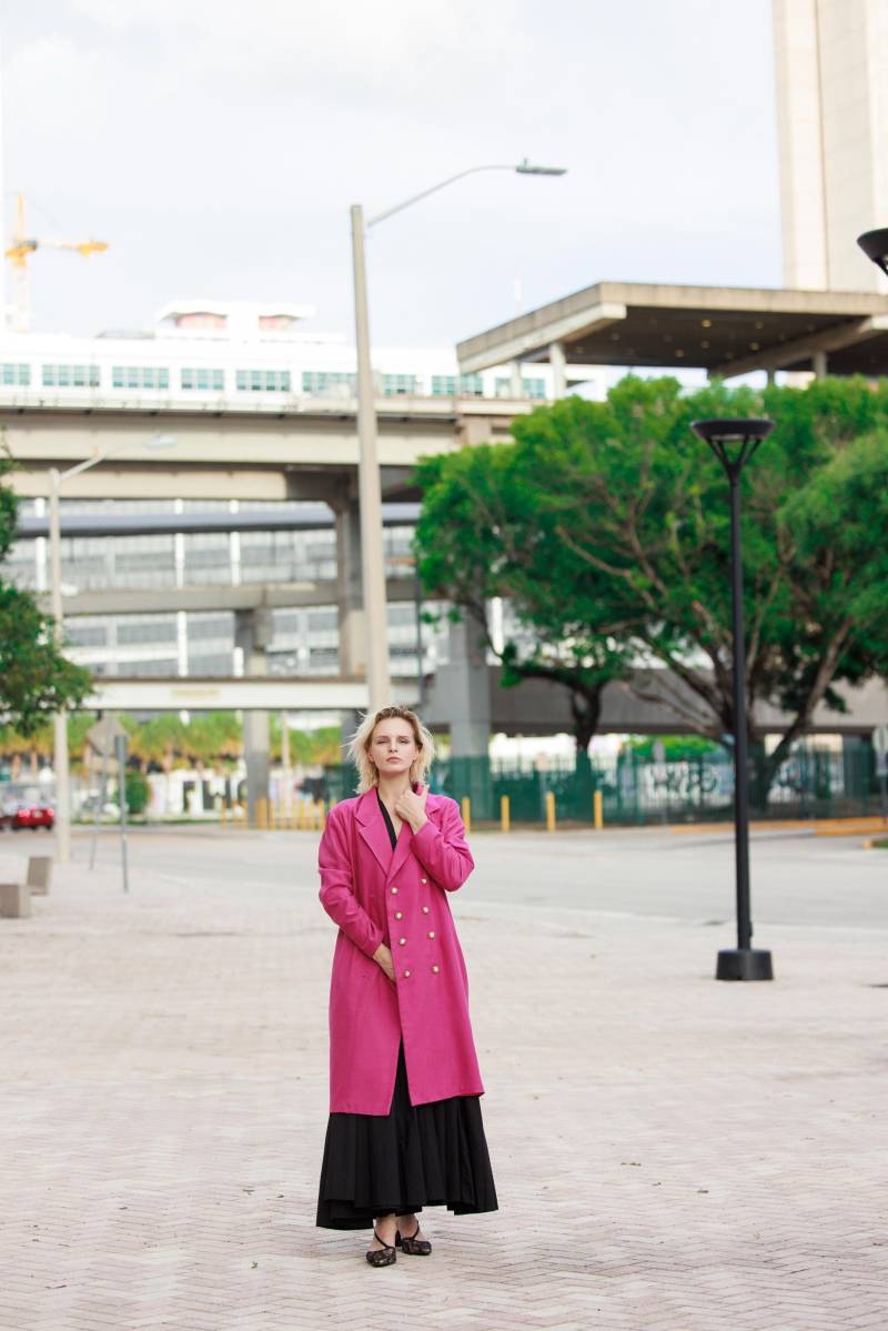 70Er Jahre Dunkel Fuchsia Pink Langer Blazer Mantel Vintage Langarm Verziertes Knopf-Jacken-Kleid von BranchesVintage