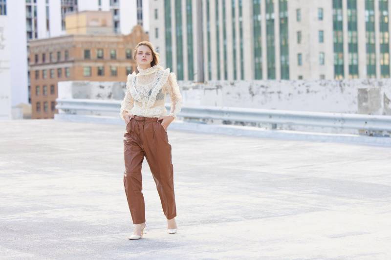 80Er Jahre Hellbraune Weiche Leder Hohe Taille Hose Vintage Moto Gürtel Mit Geradem Bein von BranchesVintage