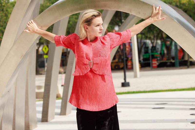 80Er Jahre Pfirsich Lachsfarbene Schleife Statement Bluse Vintage Pink Crinkle Strass Top von BranchesVintage