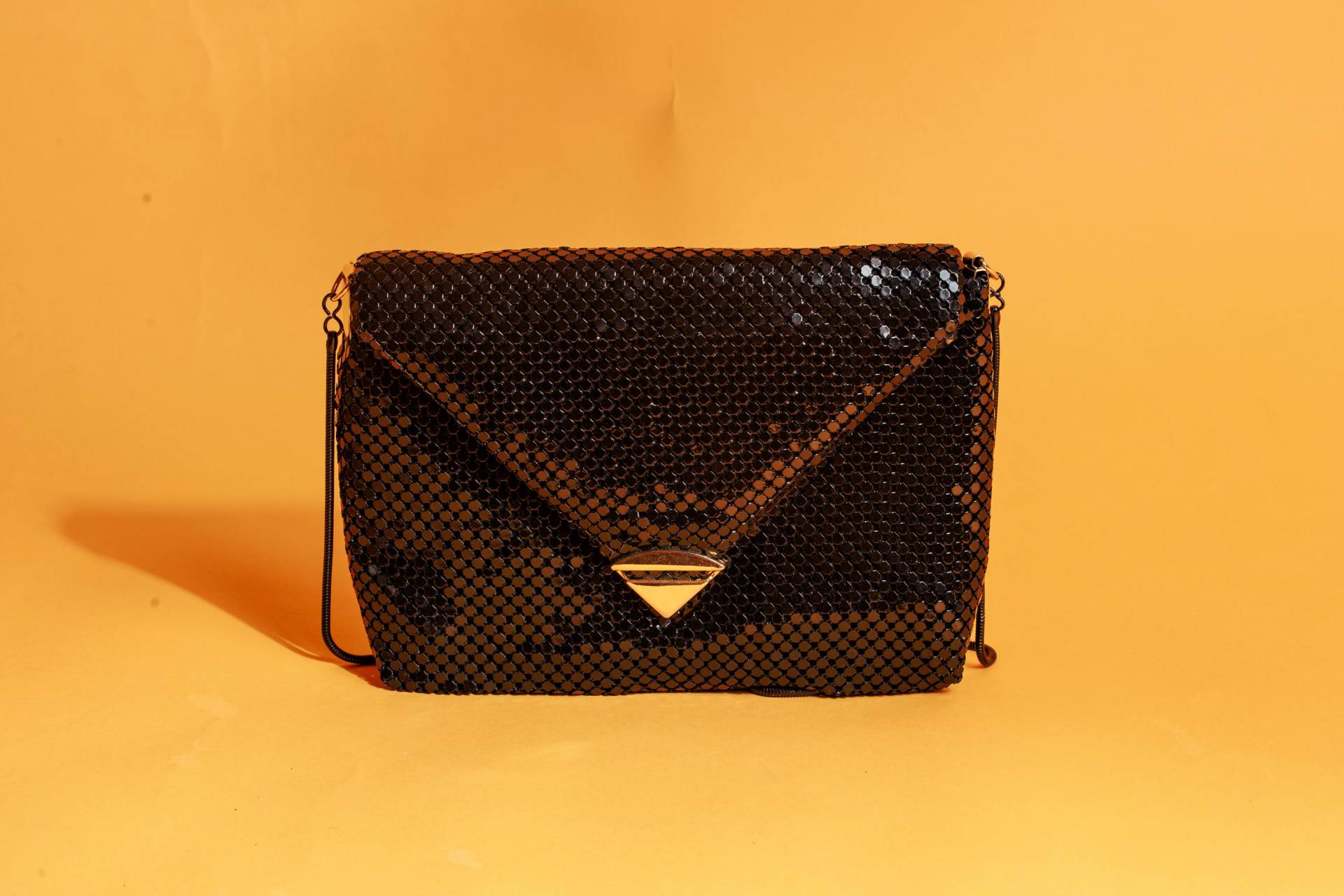 80Er Jahre Schwarze Mesh Crossbody Riemchen Geldbörse Vintage Gold Hardware Viereck Clutch von BranchesVintage