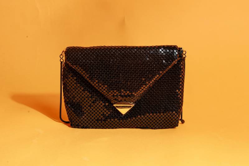 80Er Jahre Schwarze Mesh Crossbody Riemchen Geldbörse Vintage Gold Hardware Viereck Clutch von BranchesVintage