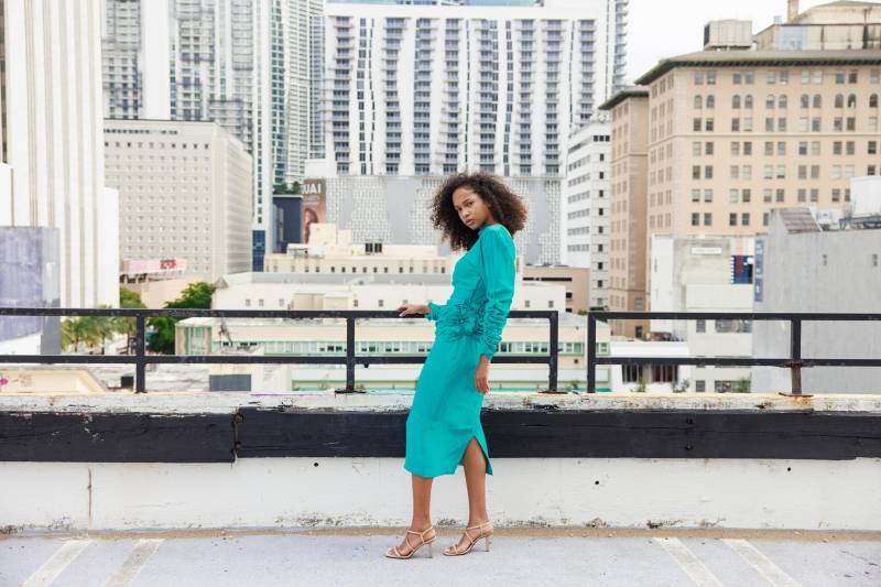 80Er Jahre Seidenkleid Vintage Gerüschter Ärmel, Offener Rücken, Formelles Kleid von BranchesVintage