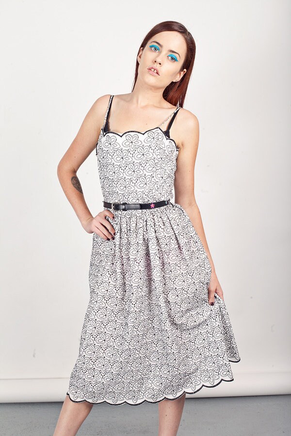 80Er Jahre Weißes Besticktes Kleid Vintage Schwarz Lochmuster Sommerkleid von BranchesVintage