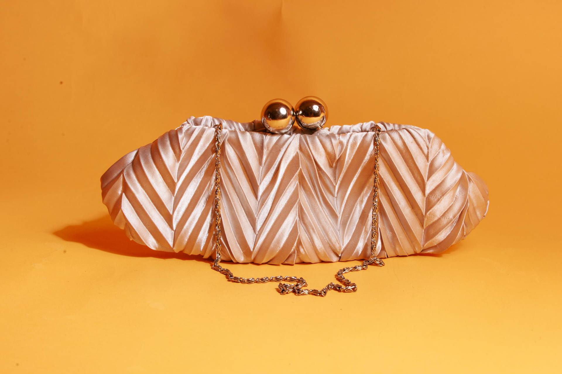 80Er Silber Stoff Plissee Clutch Vintage Geldbörse Riemchen Metallic Tasche von BranchesVintage