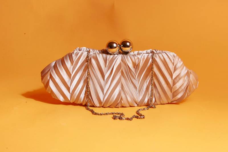 80Er Silber Stoff Plissee Clutch Vintage Geldbörse Riemchen Metallic Tasche von BranchesVintage