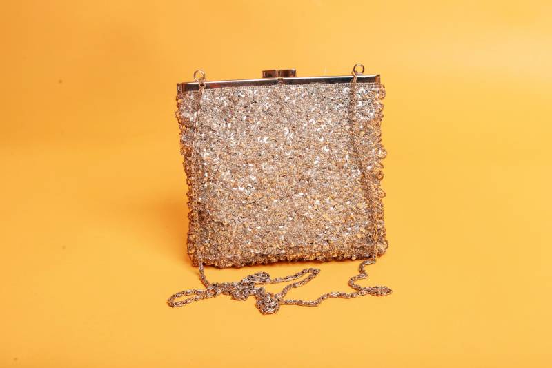 90Er Jahre Silber Metallic Pailletten Hardware Riemen Geldbörse Vintage Cache Quadrate Abendunterarmtasche von BranchesVintage