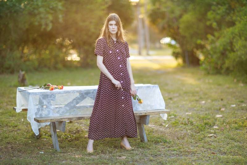 90Er Jahre Vintage Kleid Braun Weiß Mit Kleinem Daisy Print von BranchesVintage