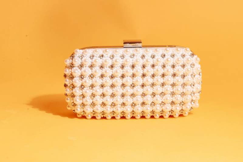 90Er Jahre Weiße Strass Perle Feste Clutch Vintage Box Hardware Kette Abendtasche von BranchesVintage