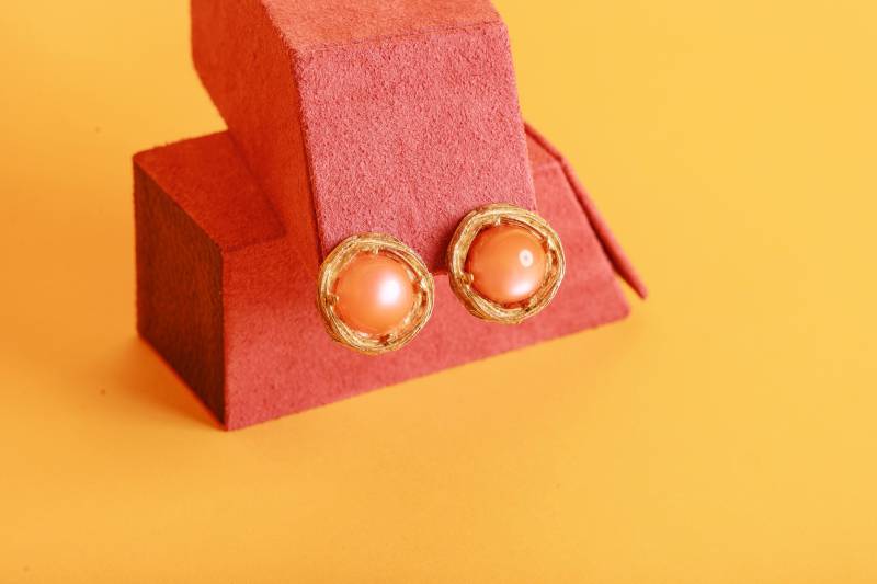 Vintage 60S Gold-Ton Runde Gefädelte Pfirsich Opalisierende Perle Phantasie Zierliche Ohrclips von BranchesVintage