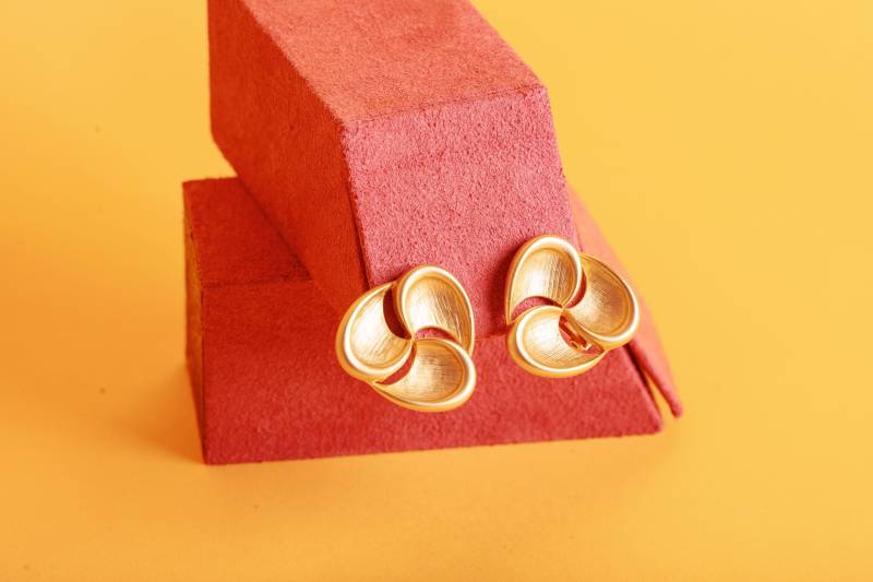 Vintage 80Er Jahre Abstrakte Gold-Ton Texturierte Minimal Wave Ohrclips von BranchesVintage