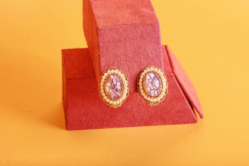 Vintage 80Er Jahre Goldfarbene Perlen-Runde Cabochon-Lila Lavendel-Demure Zierliche Ohrclips von BranchesVintage