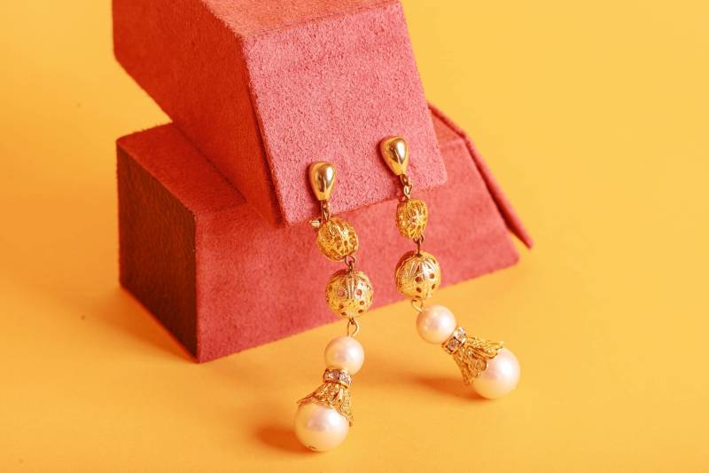 Vintage 80Er Jahre Goldfarbene Perlen Verzierte Strassbesetzte Elegante Ohrclips von BranchesVintage