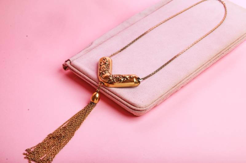 Vintage 80Er Jahre Goldfarbene Quaste Anhänger Mit Filigraner Gravur von BranchesVintage