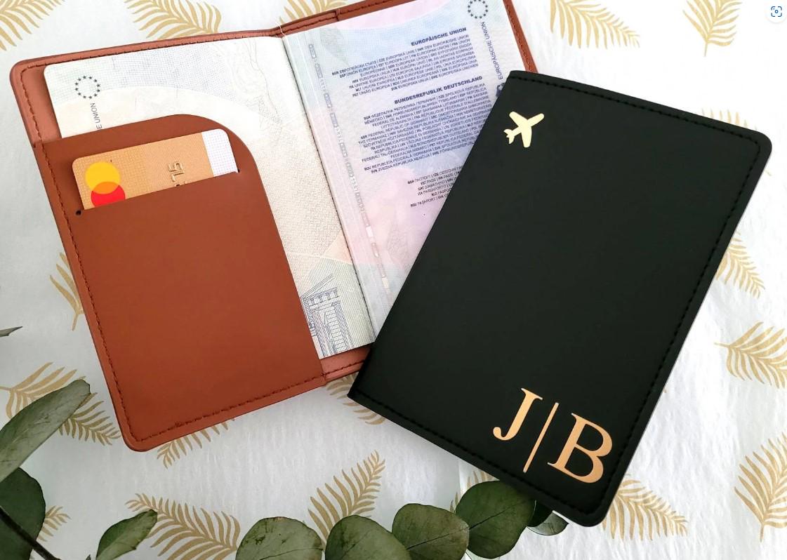 Reisepasshülle Personalisiert Passhülle Reisepass Leder Cover Hülle Mit Name Oder Initialen Geschenkidee Frau Mann von BrandArtDE