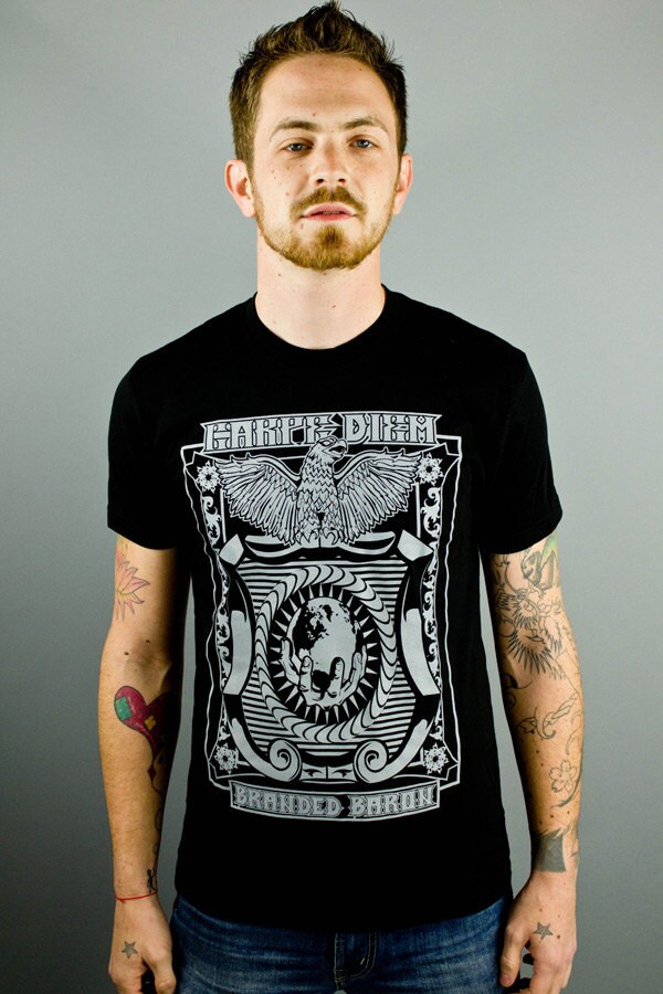 Carpe Diem T-Shirt Nutze Das Tag-Grafik-T-Shirt Carpe Diem T-Shirt Nutze Das Tag-Grafik-T-Shirt von BrandedBaron