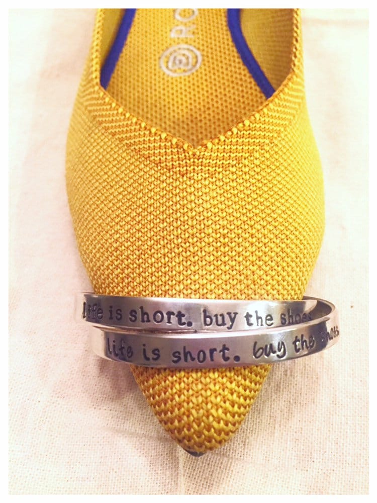 Das Leben Ist Kurz. Die Schuhe Kaufen. Manschettenarmband Für Schuhliebhaber/Schuhsüchtige Das Leben Ist Kurz. Die Schuhe Kaufen. Manschettenarmband Für Schuhliebhaber/Schuhsüchtige von BrandedByBeazer