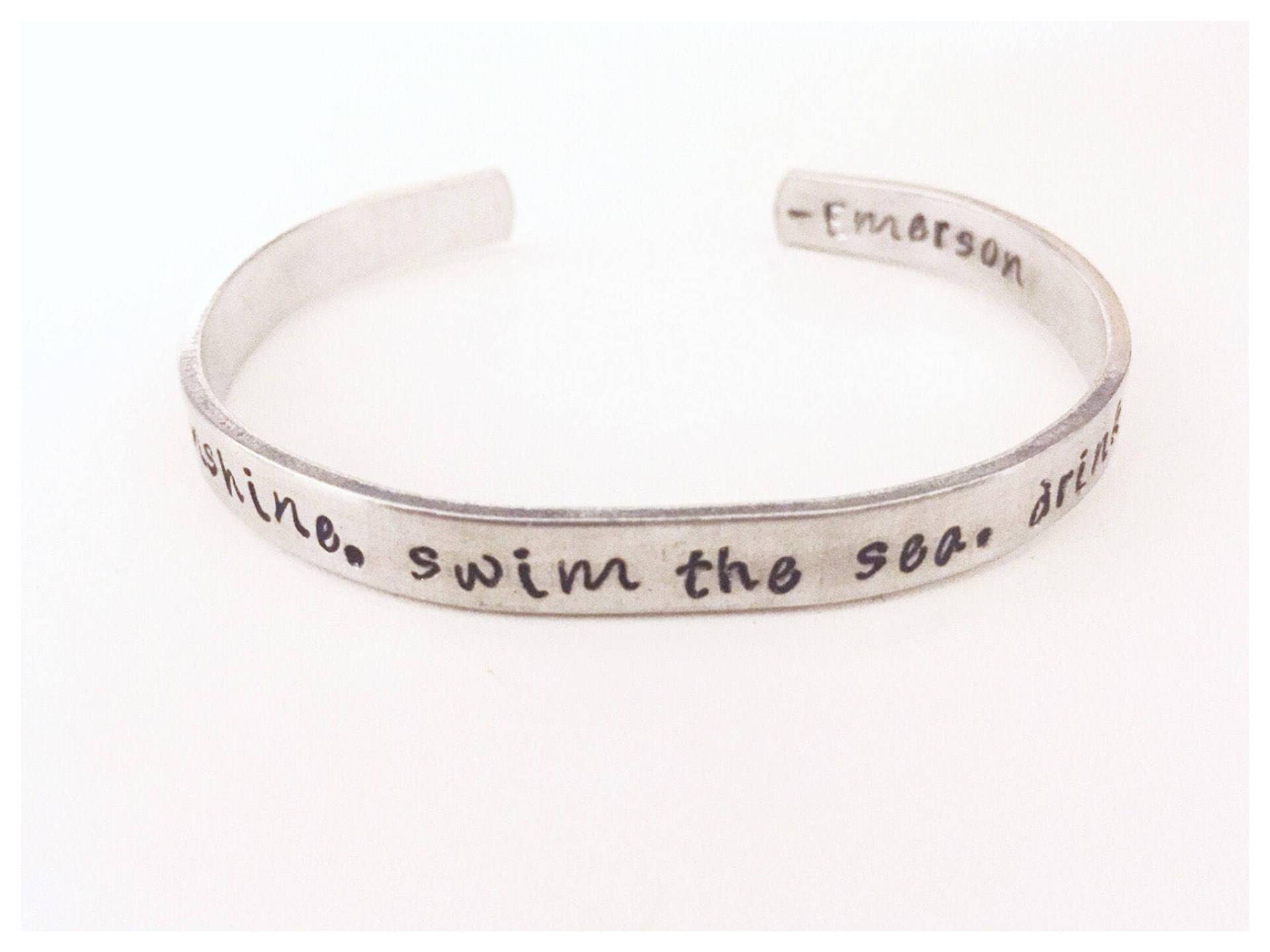 Leben Sie in Der Sonne, Schwimmen Das Meer, Trinken Die Wilde Luft - Ralph Waldo Emerson Zitat Manschette Armband Für Abenteuer Outdoor-Liebhaber Leben Sie in Der Sonne, Schwimmen Das Meer, Trinken Die Wilde Luft - Ralph Waldo Emerson Zitat Manschette Armband Für Abenteuer Outdoor-Liebhaber von BrandedByBeazer